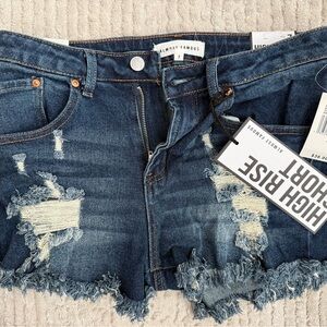 NWT women’s high rise denim shorts size 7